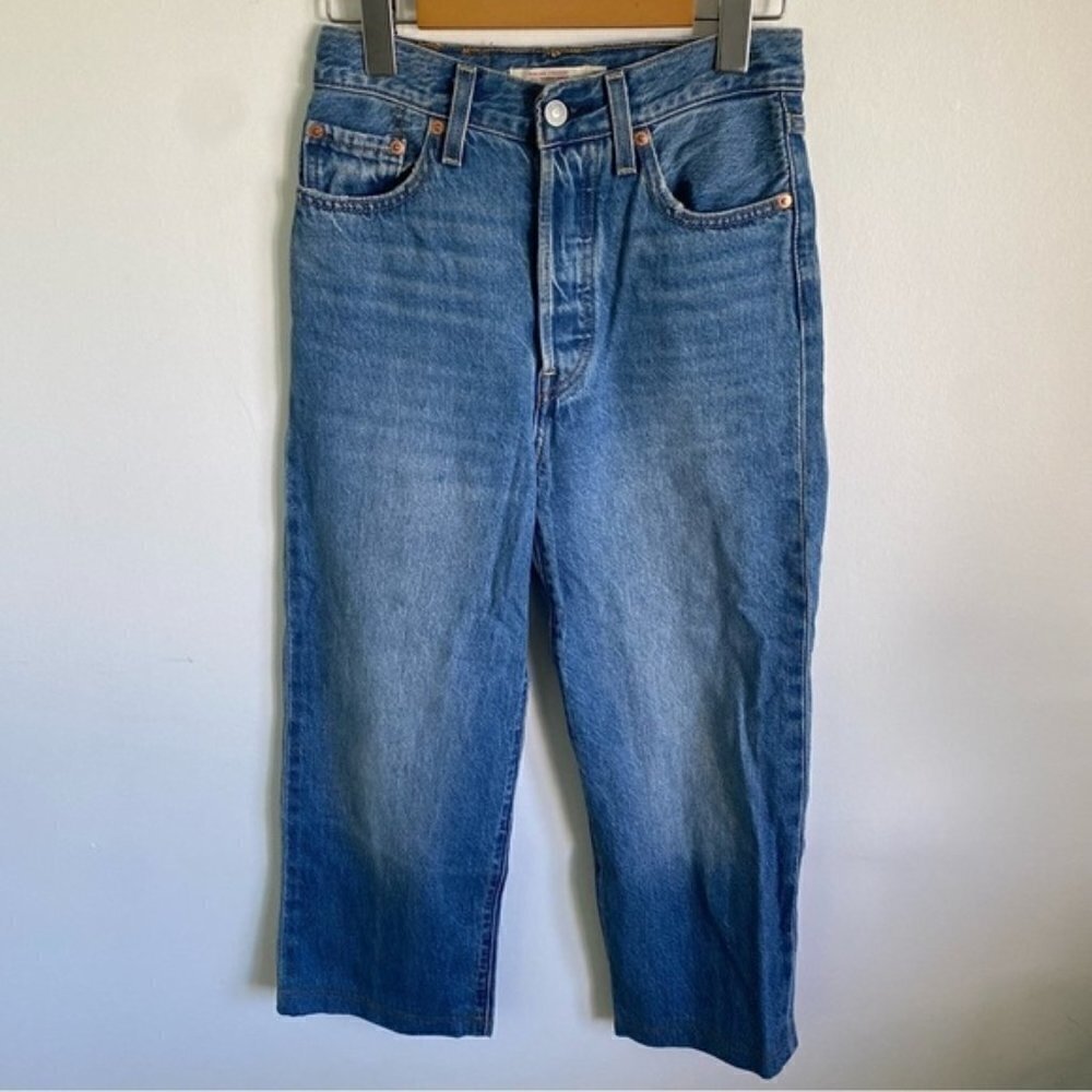 LEVI’S Ribcage Straight High-Rise Ankle Jeans in Medium Wash • US 25